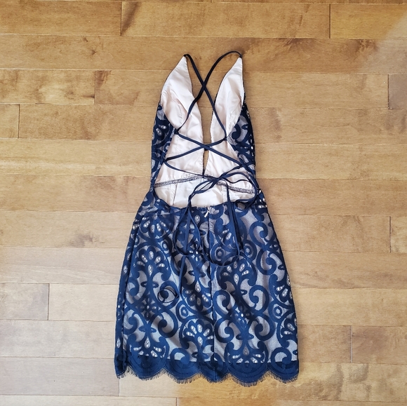 Lace open-back dress - Picture 3 of 6